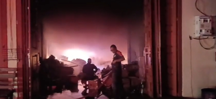 Gudang Di Komplek Cemara Cahaya Mas Hangus Terbakar, Enam Unit Gudang Ludes Dilalap Si Jago Merah
