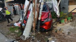 Pengemudi Mobil Mazda Warna Merah Tabrak Tiang Listrik hingga Patah di Medan Diduga Kondisi Mabuk