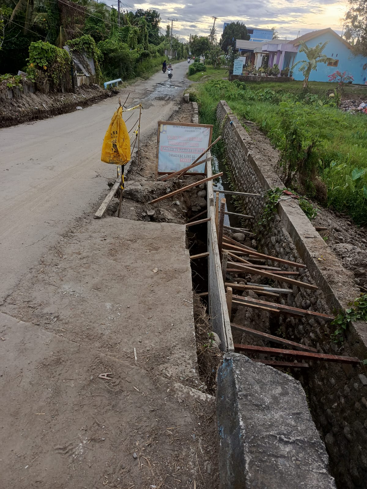 Hasil Proyek Pekerjaan Pemerintah Kabupaten Deli Serdang Dinas Sumber Daya Air, Bina Marga dan Bina Kontruksi terkesan amburadul