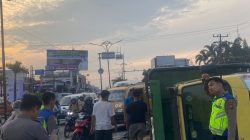 Sebuah Truk Cold Diesel Muatan Padi Mengalami Terbalik di Depan Indogrosir, Diduga Dengan Muatan Overload
