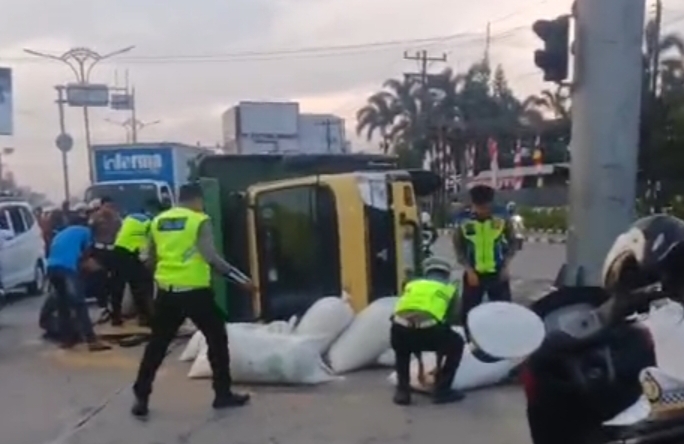 Personel Satlantas Medan Melakukan Evakuasi Serta Pengaturan Lalu lintas, Diakibatkan Truk cold Diesel Mengalami Terbalik Dengan Muatan Overload.