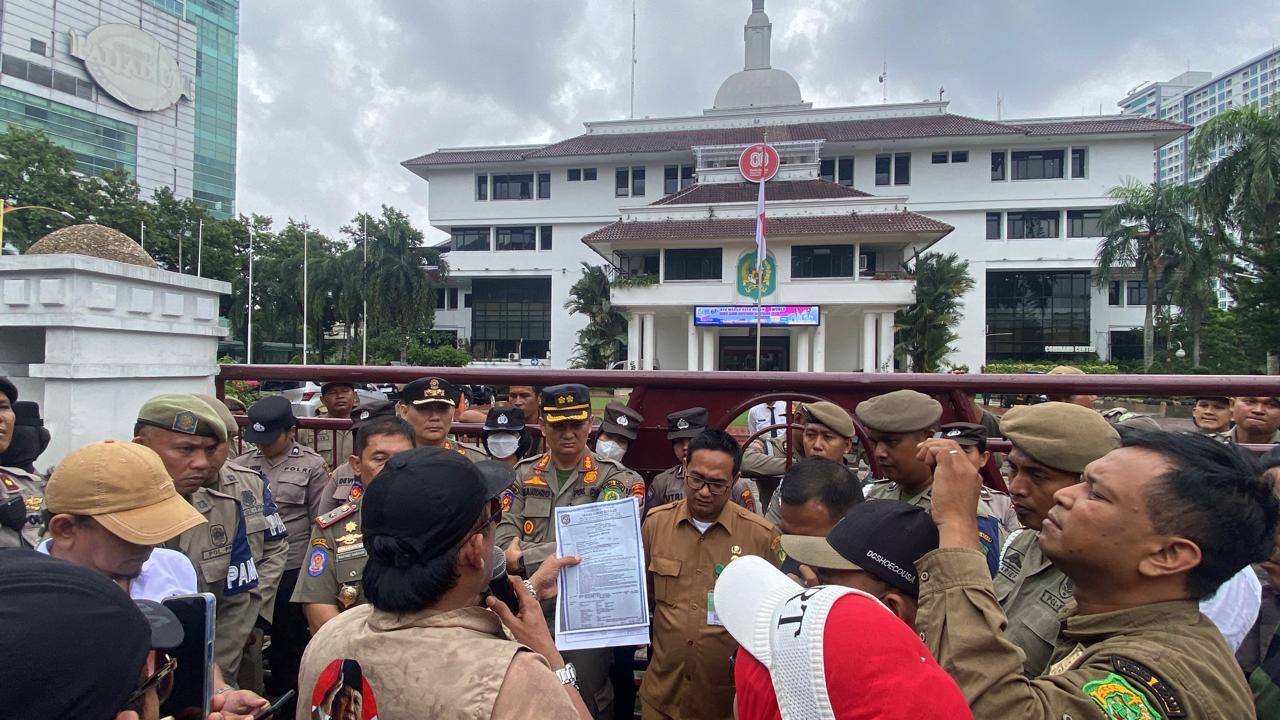 Ratusan Massa Melakukan Aksi Unjuk Rasa Terkait Dugaan Tanpa IMB/PBG Marelan Asri Residence.Kasatpol PP Medan : IMB nya Ada