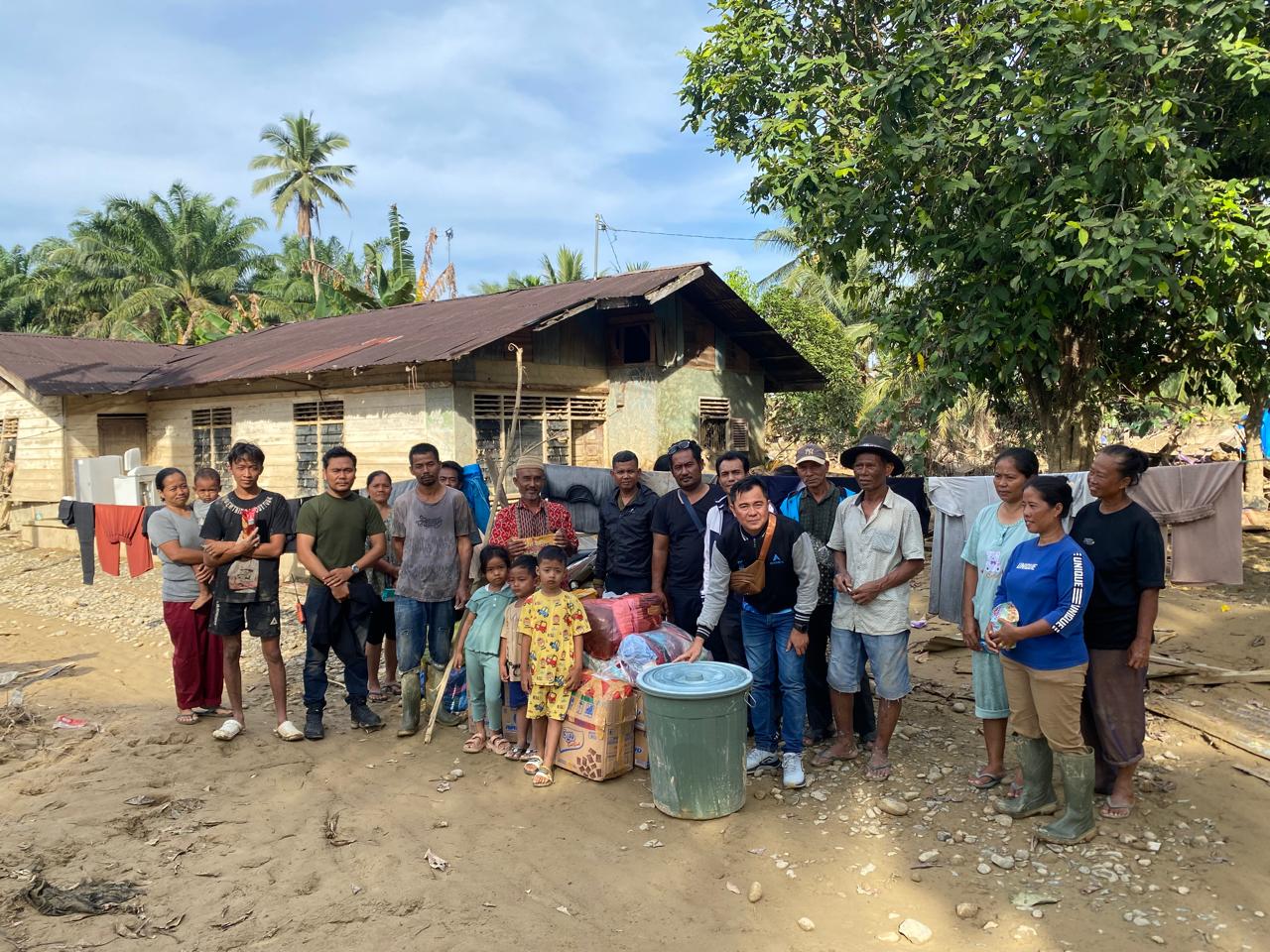 Ratusan Rumah Warga Masih Tertimbun Lumpur Pasca Banjir, AMPEK Sumatera Utara Serahkan Sumbangan Ke Aceh Tamiang : Warga Sambutan Haru