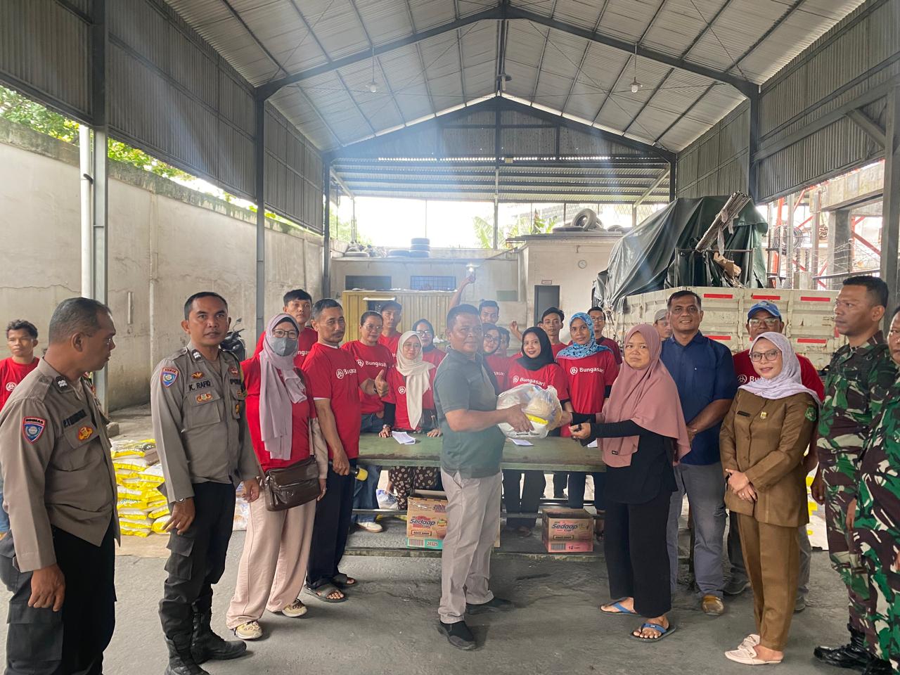 CV Pangan Anugrah Bagikan 700 Paket Sembako Di Tanjung Mulia Hilir